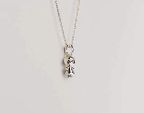 Colar com Pingente Menina em Prata 950 | Presente Delicado para Mães – Ana Barcellos