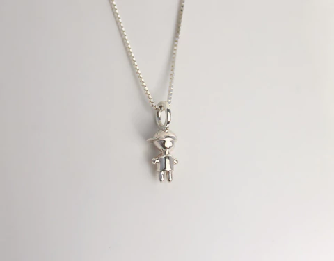 Colar com Pingente Menino em Prata 950 | Presente Delicado para Mães – Ana Barcellos