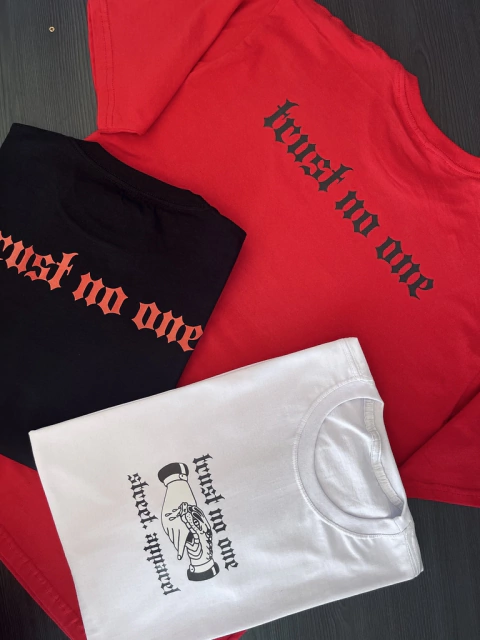 Camiseta Trust No One - Street Apparel