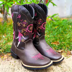 Bota feminina Tex Team Filtro Dos Sonhos na cor rosa, com detalhes bordados em lilás e marrom.