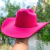Chapéu Sibu Jeito de Cowboy na cor rosa pink, com aba larga, segurado por uma mão.
