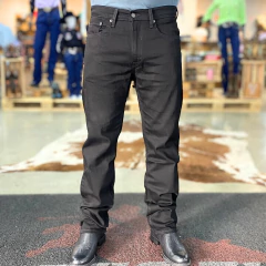 Calça masculina Levis Regular 505 Stretch em cor preta, ajustada, exibida por um modelo usando botas escuras.