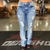 Calça jeans feminina da marca Minuty, com detalhes rasgados e ajuste na cintura. Modelo em tom claro.