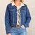Jaqueta jeans feminina Zenz Western Nashville com detalhes em pelagem no colarinho, usada com camiseta e cinto decorativo.