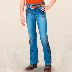 Calça infantil feminina jeans azul com detalhes bordados, usada por uma menina.