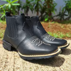 Botina feminina preta da marca Tex Team, com detalhes em costura clara e sola preta.