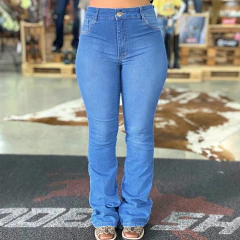 Calça feminina jeans azul modelo tradicional, com corte reto e cintura alta.
