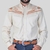 Camisa country masculina de cor clara com detalhes em bordado marrom e duas bolsos frontais.