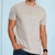 Camiseta masculina cinza da marca Thankfield, modelo Ref. 3333, com logo verde, usada por um homem em fundo azul claro.