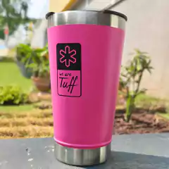 Caneca rosa com logotipo "we are Tuff" em preto e detalhe em aço inox na parte inferior.