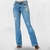 Calça jeans flare feminina da marca Zenz, com detalhes de penas e rasgos, em tom de azul claro.