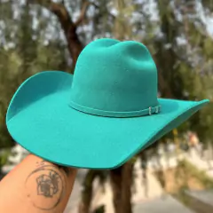 Chapéu Sibu estilo cowboy na cor turquesa, com aba larga e detalhe em fivela.