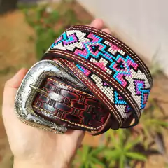 Cinto de couro com fivela prateada e detalhes coloridos em estilo étnico