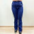 Calça feminina plus size Penssy Rodeo Grace em jeans escuro com detalhes em strass na frente.