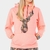 Moletom feminino rosa com estampa de cervo camuflado e capuz, ideal para o estilo casual.