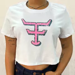 Camiseta cropped branca da marca Texas Farm com estampa colorida em formato gráfico