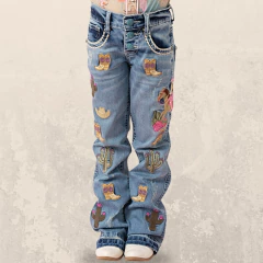 Calça infantil jeans Zenz Western Coastal Conch com bordados coloridos de botas, cactos e chapéus.