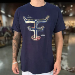 Camiseta masculina azul marinho da marca Texas Farm com estampa colorida na frente.