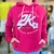 Moletom feminino rosa com capuz da marca 2K Jeans, apresentando estampa em branco e cordões na parte frontal.