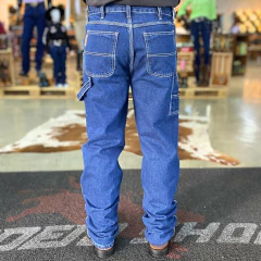 Calça masculina de carpinteiro com costura branca vista de trás, em tom azul, destacando os bolsos traseiros e laterais.