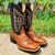 Bota Texana Mr. West bordada em laranja neon, com detalhes em couro marrom e preto.