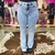 Calça feminina flare em jeans claro, com detalhes no cós e caimento ajustado.