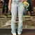 Calça jeans feminina Zenz Cowboy&Indians Sioux com estampa floral e strass, em um ambiente de loja.