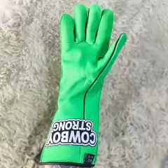 Luva verde para montaria da marca Cowboy Strong, com detalhes em preto e logo visível.