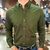 Camisa de manga longa verde com detalhes em botão e bolso frontal, modelo da marca Gross Hunter.