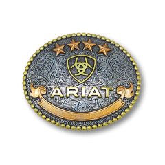 Fivela de cinto oval com detalhes em relevo e o nome "ARIAT" em destaque, adornada com três estrelas e um escudo.
