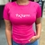 Camiseta feminina UV50+ na cor rosa, com logo da marca tx.farm em destaque.