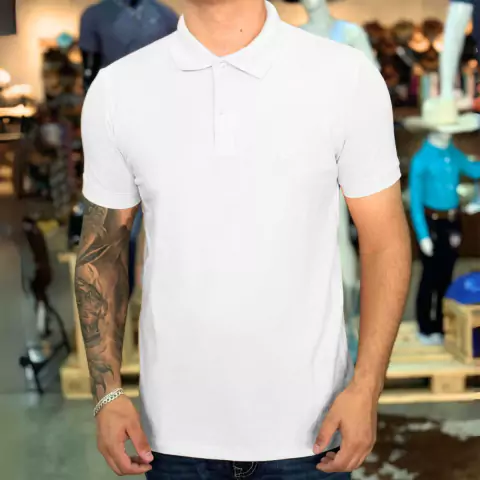 Camiseta polo masculina branca Acostamento, modelo com gola, ideal para uso casual e formal.