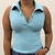 Regata polo feminina azul, com gola e detalhe bordado, modelagem ajustada.