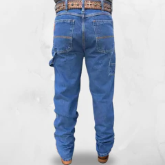 Calça Masculina All Western Carpinteira Stone vista traseira, em tom azul, com detalhes em costura e bolsos.