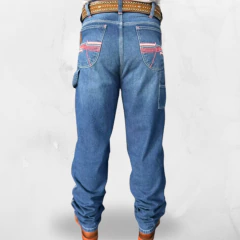 Calça masculina Bill Way Carpinteira com detalhes bordados na parte traseira.