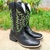 Bota Texana Mr. West Bordado Verde Neon com detalhes em verde em fundo natural.