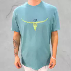Camiseta masculina azul celeste da marca Moiadeiros, com estampa de cabeça de boi em amarelo e detalhes em roxo.