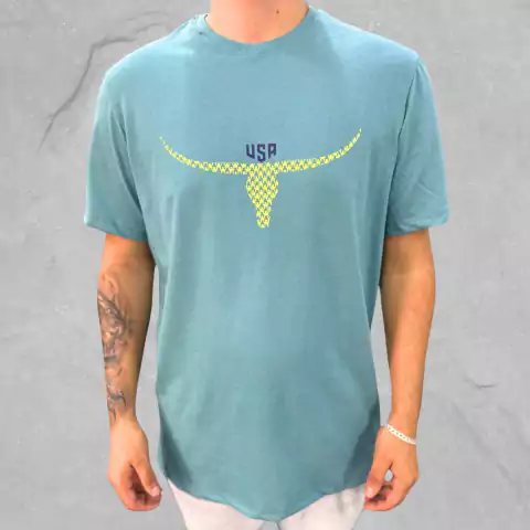 Camiseta masculina azul celeste da marca Moiadeiros, com estampa de cabeça de boi em amarelo e detalhes em roxo.