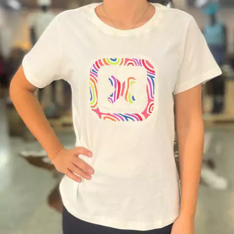 Camiseta feminina off white com estampa colorida em formato quadrado na frente.