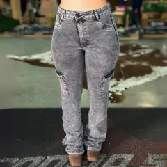 Calça feminina cargo da marca Faraya Jeans, modelo 859, em jeans cinza escuro, vista frontal.