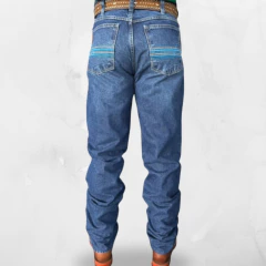 Calça masculina Bill Way bordada, vista traseira, com detalhes em azul e ajuste no punho.