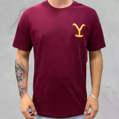 Camiseta masculina marrom com logo amarelo da marca Yellowstone, destacando-se em um fundo cinza.
