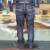 Calça jeans masculina importada Cinch vista traseira, com detalhes em costura clara e bolso traseiro.