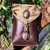 Bolsa de couro Goyazes Dallas Creme na cor marrom, com fecho decorativo em metal e detalhe em couro claro.