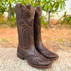 Bota feminina Goyazes Dallas na cor tabaco, com detalhes em bordado e tachas, em fundo natural.