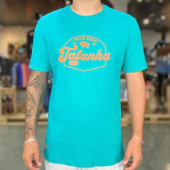 Camiseta masculina azul claro estampada com o logo "Tatanka" em laranja.