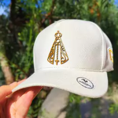 Boné bege da marca Sharecropper com bordado de Nossa Senhora