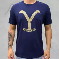 Camiseta masculina azul marinho com estampa amarela da marca Yellowstone.