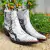 Bota masculina Vimar bico fino com padrão de pele de cobra em tons de branco e preto.
