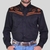 Camisa country masculina preta com bordados em laranja e detalhes estilizados, usada por um modelo masculino.